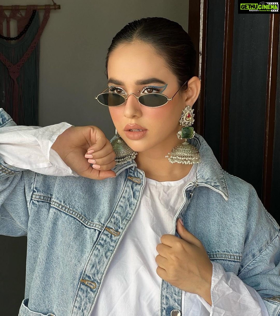 Sunanda Sharma Instagram - ๐๐ก๐๐๐ฅ ๐ค๐จ ๐ค๐๐ก๐ญ๐ ๐ก๐๐ข๐ง ๐ฅ๐๐ค๐, ๐๐ก๐ฒ ๐๐จ๐ฆ๐ฉ๐๐ซ๐ ๐ฒ๐จ๐ฎ๐ซ๐ฌ๐๐ฅ๐ ๐ฐ๐ข๐ญ๐ก ๐จ๐ญ๐ก๐๐ซ๐ฌ, ๐๐ก๐๐ง ๐ฒ๐จ๐ฎโ๐ซ๐ ๐๐๐๐๐๐๐ ๐๐๐๐ ๐๐๐ . . Wearing my fav @ybq.designstudios Dilkash makeup by @satpreetkaurmakeovers