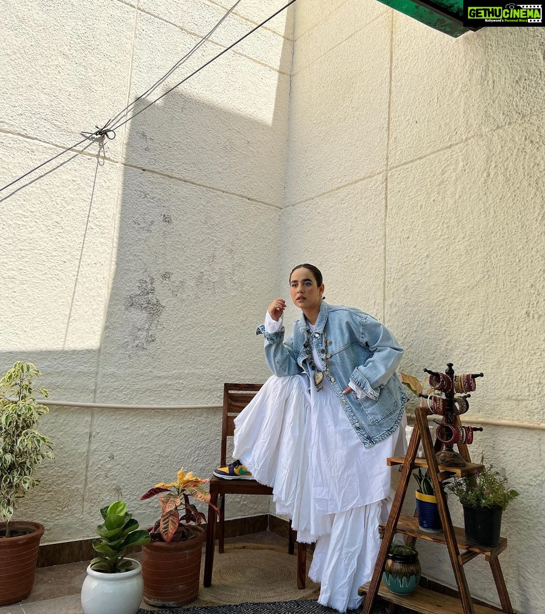 Sunanda Sharma Instagram - ๐๐ก๐๐๐ฅ ๐ค๐จ ๐ค๐๐ก๐ญ๐ ๐ก๐๐ข๐ง ๐ฅ๐๐ค๐, ๐๐ก๐ฒ ๐๐จ๐ฆ๐ฉ๐๐ซ๐ ๐ฒ๐จ๐ฎ๐ซ๐ฌ๐๐ฅ๐ ๐ฐ๐ข๐ญ๐ก ๐จ๐ญ๐ก๐๐ซ๐ฌ, ๐๐ก๐๐ง ๐ฒ๐จ๐ฎโ๐ซ๐ ๐๐๐๐๐๐๐ ๐๐๐๐ ๐๐๐ . . Wearing my fav @ybq.designstudios Dilkash makeup by @satpreetkaurmakeovers