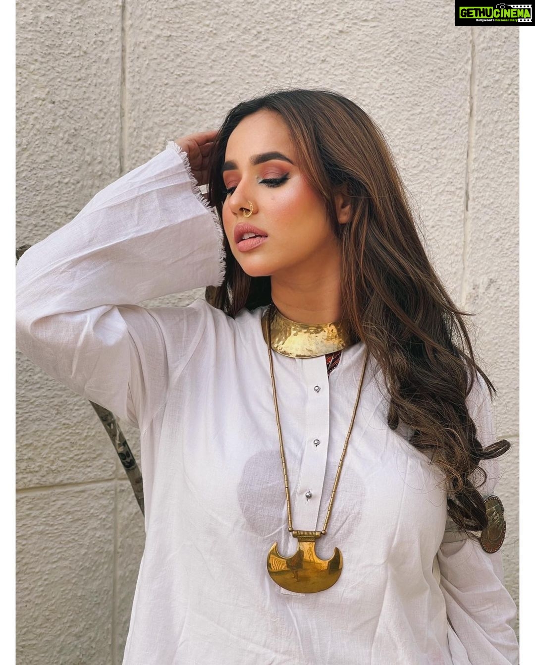Sunanda Sharma Instagram - Door wasendeya SAJJNA ve, Tera kinna sohna SHEHAR hou🌹 . . @ybq.designstudios you match my aesthetic vibe🌙 @satpreetkaurmakeovers extremely talented gurl🧿