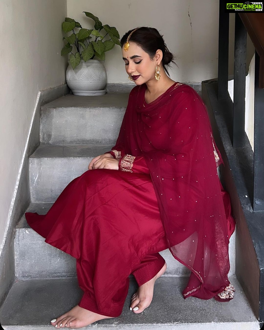 Sunanda Sharma Instagram - ਸੁਰਮਾ ਬਰੂਦ ਹੋ ਗਿਆ🤭 . . Goorhi surkhi te haar shingaar by @satpreetkaurmakeovers ❣️🙌🏻