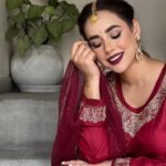 Sunanda Sharma Instagram - ਸੁਰਮਾ ਬਰੂਦ ਹੋ ਗਿਆ🤭 . . Goorhi surkhi te haar shingaar by @satpreetkaurmakeovers ❣️🙌🏻