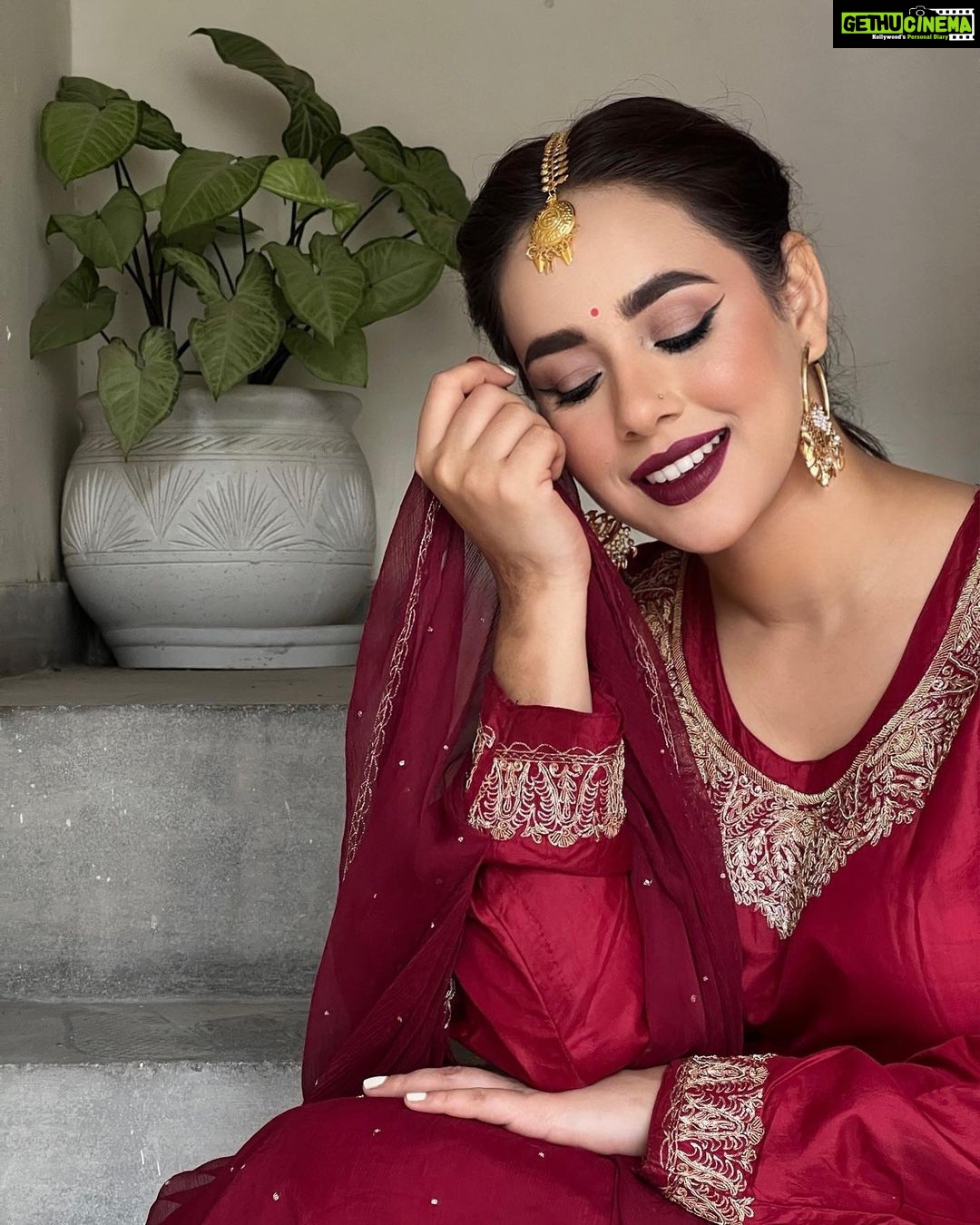 Sunanda Sharma Instagram - ਸੁਰਮਾ ਬਰੂਦ ਹੋ ਗਿਆ🤭 . . Goorhi surkhi te haar shingaar by @satpreetkaurmakeovers ❣️🙌🏻