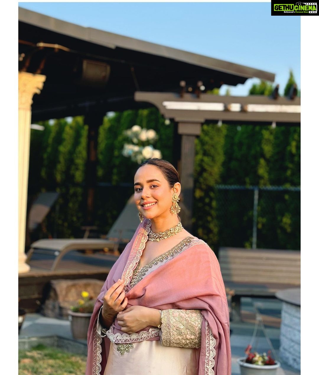 Sunanda Sharma Instagram - Mohabbat ho rahi hai, beshumaar ho rahi hai, Lekin yeh nahi k pehli baar ho rahi hai..πΈ . . P.s:-Dekhlo itne risky sheyar likhti hu main π isiliye dusro k hi sheyar parh leti huπ€·π»ββοΈπ Complete karna chahoge mere es sheyar nu? βΊοΈ