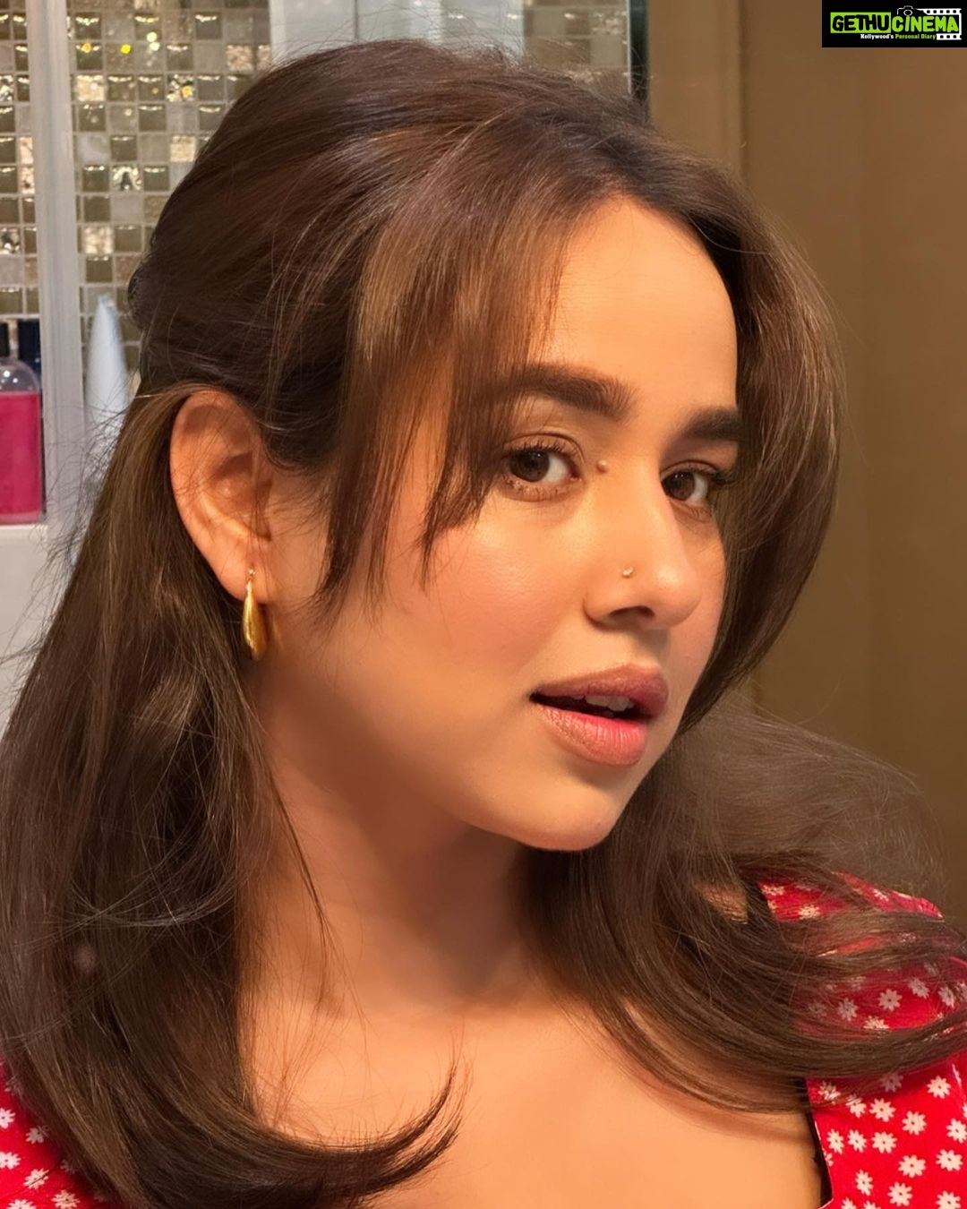 Sunanda Sharma Instagram - Kahin chali jau toh log aise ghoorte hain, Jaise kabhi CHAAND 🌙 nahi dekha🤷🏻♀️🧿🙈
