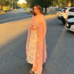 Sunanda Sharma Instagram - “Muskurahat dekh kar unki hum hosh gawa baithe, Hum hosh mein aane ko the, woh phir muskura baithe”🌹