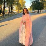 Sunanda Sharma Instagram - “Muskurahat dekh kar unki hum hosh gawa baithe, Hum hosh mein aane ko the, woh phir muskura baithe”🌹