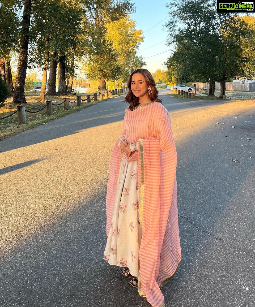 Sunanda Sharma Instagram - “Muskurahat dekh kar unki hum hosh gawa baithe, Hum hosh mein aane ko the, woh phir muskura baithe”🌹