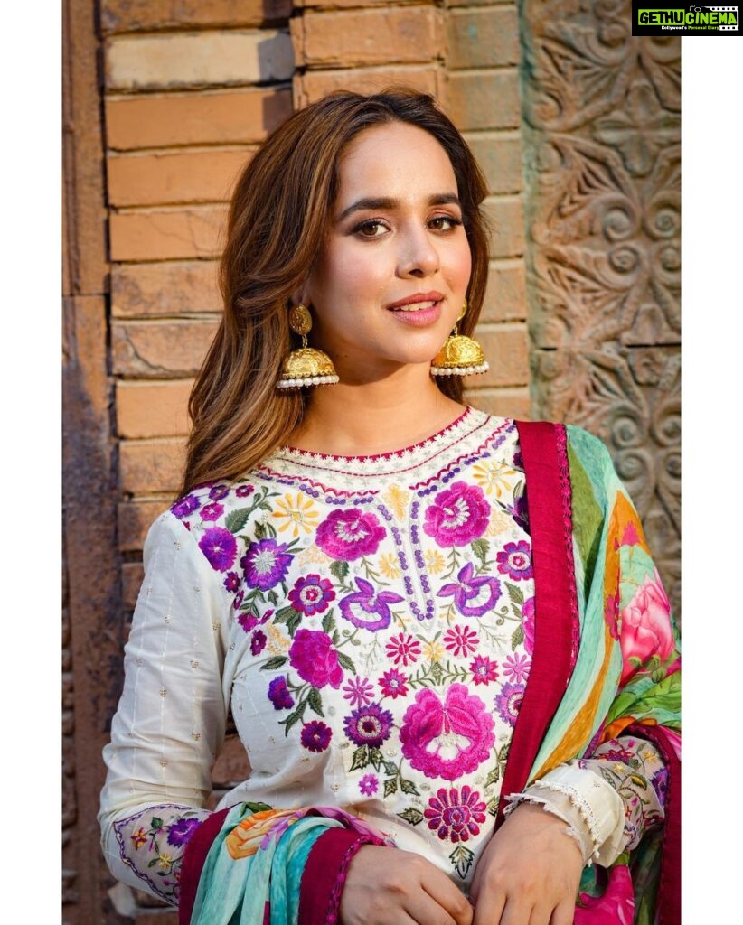 Sunanda Sharma Instagram - 𝐇𝐚𝐚𝐲𝐞, 𝐣𝐚𝐛 𝐈𝐒𝐇𝐐 𝐡𝐮𝐚 𝐭𝐡𝐚 𝐭𝐮𝐣𝐡𝐬𝐞, 𝐔𝐅𝐅, 𝐖𝐨𝐡 𝐀𝐀𝐋𝐀𝐌 𝐦𝐞𝐫𝐢 𝐍𝐀𝐃𝐀𝐀𝐍𝐈 𝐊𝐀....🌙 . . Outfits:- @zarashahjahanofficial Jhumke:- @rasa_jewels Styling:- @jyotiisingh5