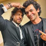 Sunil Grover Instagram - Can I say ‘chilling with the King khan’ for this picture.