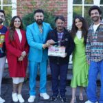 Sunil Grover Instagram - Carry On Jatta franchise is back with a new twist 😎 Panorama Studios & Humble Motion Pictures Presentation “Carry On Jattiye”💃 Shoot begins in London 🙏🏻 @gippygrewal @sargunmehta @jasminbhasin2806 @jaswinderbhalla @officialnasirchinyoti @nirmalrishiofficial @officialrupinderrupi @smeepkang @panorama_studios @humblemotionpictures @ravneetgrewalofficial @kumarmangatpathak @abhishekpathakk @chhatwanimurli @sanju_r_joshi @kambojsukha @bhana_l.a @vinodaswal13 @hardeepdullat13 @divaydhamija @antrikshantrix @mehtaman_ @hashtagstudiosuk