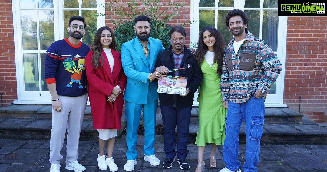 Sunil Grover Instagram - Carry On Jatta franchise is back with a new twist 😎 Panorama Studios & Humble Motion Pictures Presentation “Carry On Jattiye”💃 Shoot begins in London 🙏🏻 @gippygrewal @sargunmehta @jasminbhasin2806 @jaswinderbhalla @officialnasirchinyoti @nirmalrishiofficial @officialrupinderrupi @smeepkang @panorama_studios @humblemotionpictures @ravneetgrewalofficial @kumarmangatpathak @abhishekpathakk @chhatwanimurli @sanju_r_joshi @kambojsukha @bhana_l.a @vinodaswal13 @hardeepdullat13 @divaydhamija @antrikshantrix @mehtaman_ @hashtagstudiosuk