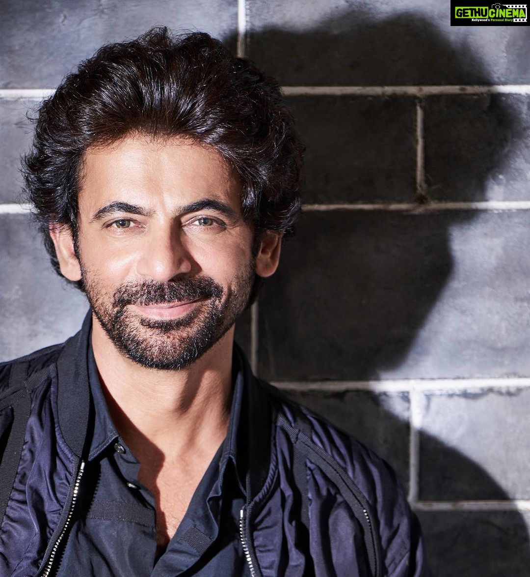 Sunil Grover Instagram - Love is the answer. Photos by @avigowariker sir