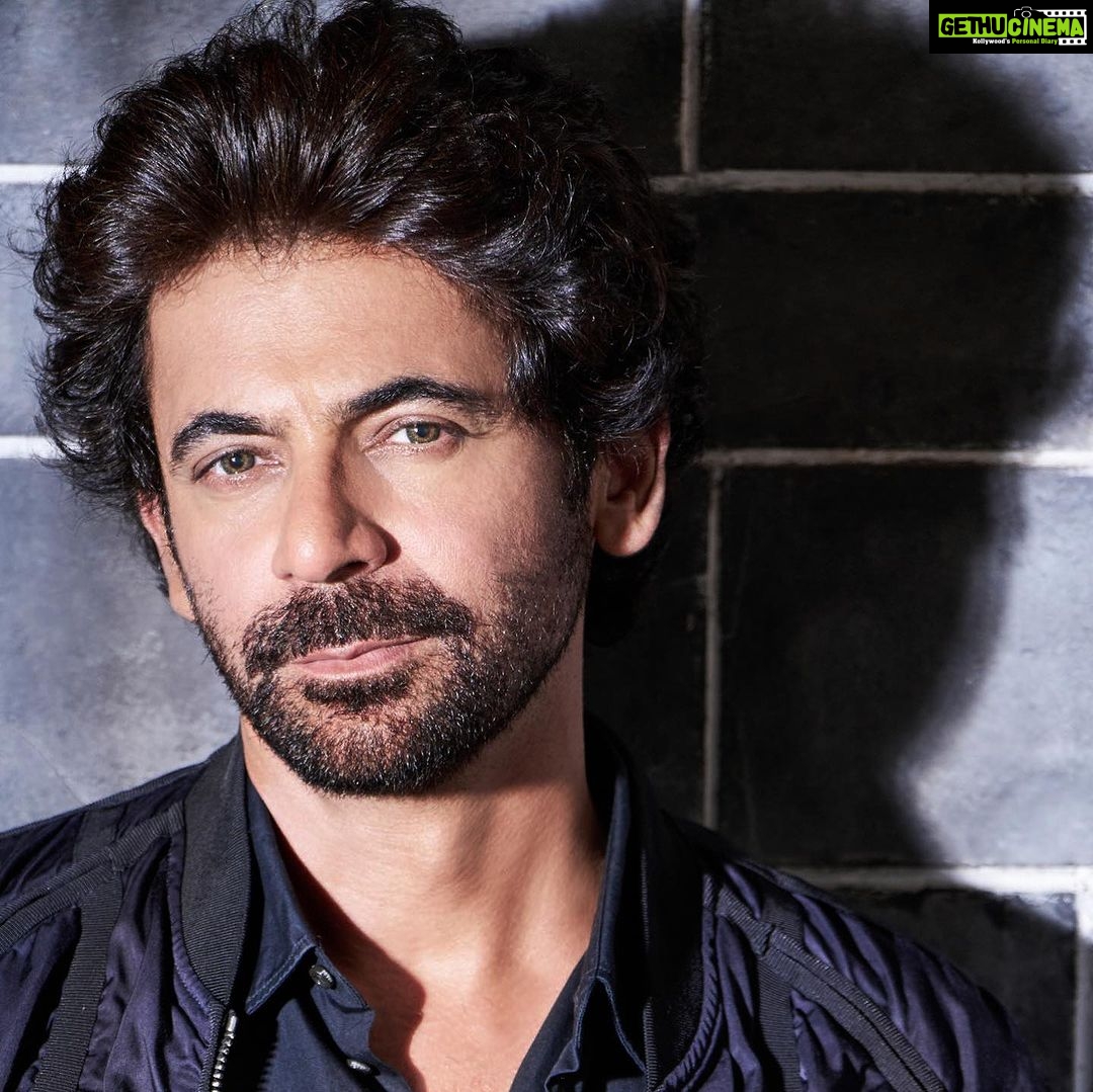 Sunil Grover Instagram - Love is the answer. Photos by @avigowariker sir