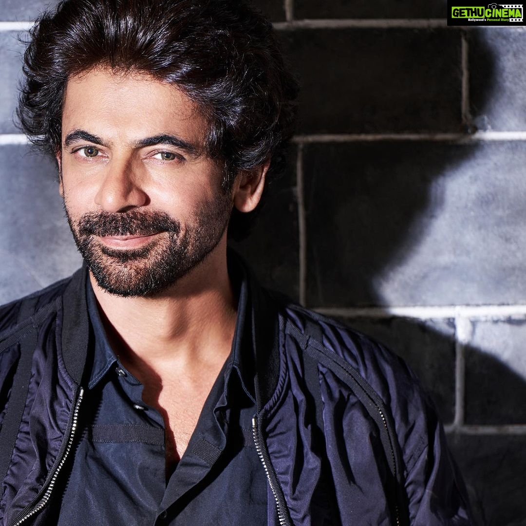 Sunil Grover Instagram - Love is the answer. Photos by @avigowariker sir