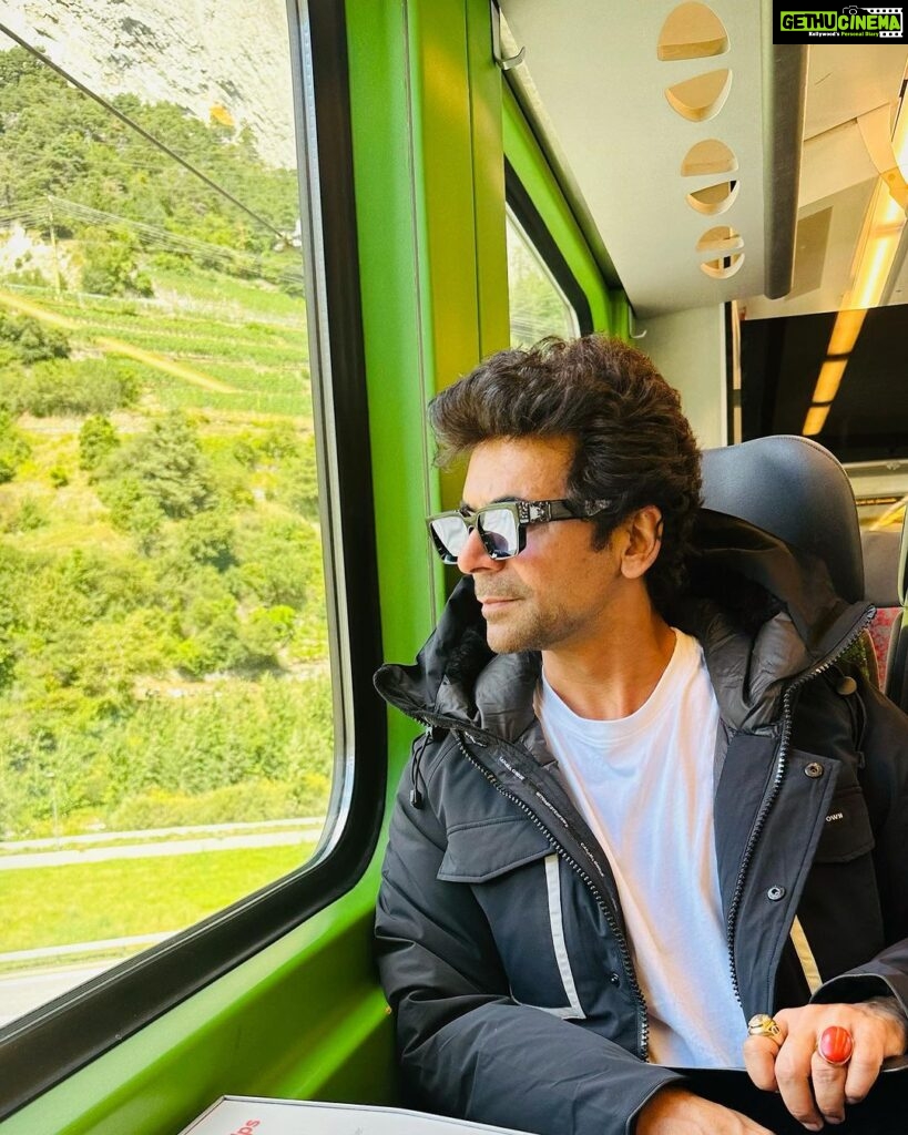 Sunil Grover Instagram - Still in a moving train