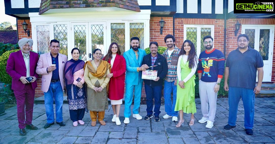 Sunil Grover Instagram - Carry On Jatta franchise is back with a new twist 😎 Panorama Studios & Humble Motion Pictures Presentation “Carry On Jattiye”💃 Shoot begins in London 🙏🏻 @gippygrewal @sargunmehta @jasminbhasin2806 @jaswinderbhalla @officialnasirchinyoti @nirmalrishiofficial @officialrupinderrupi @smeepkang @panorama_studios @humblemotionpictures @ravneetgrewalofficial @kumarmangatpathak @abhishekpathakk @chhatwanimurli @sanju_r_joshi @kambojsukha @bhana_l.a @vinodaswal13 @hardeepdullat13 @divaydhamija @antrikshantrix @mehtaman_ @hashtagstudiosuk