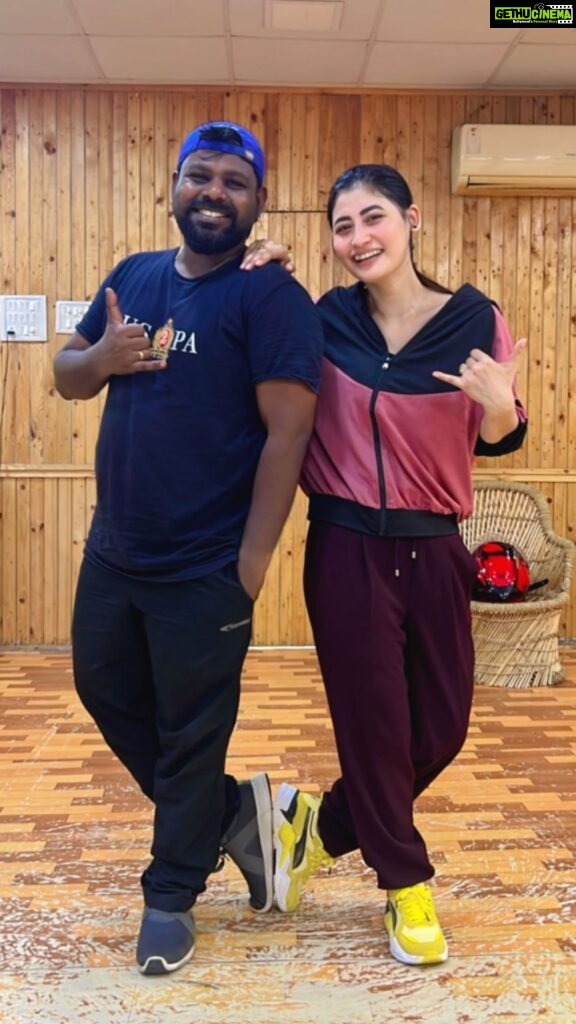 Sunita Gogoi Instagram - Wen we wanna try for a trending song but we end up doing our favourite songs…Love what you do Thambi love @surendran_joe