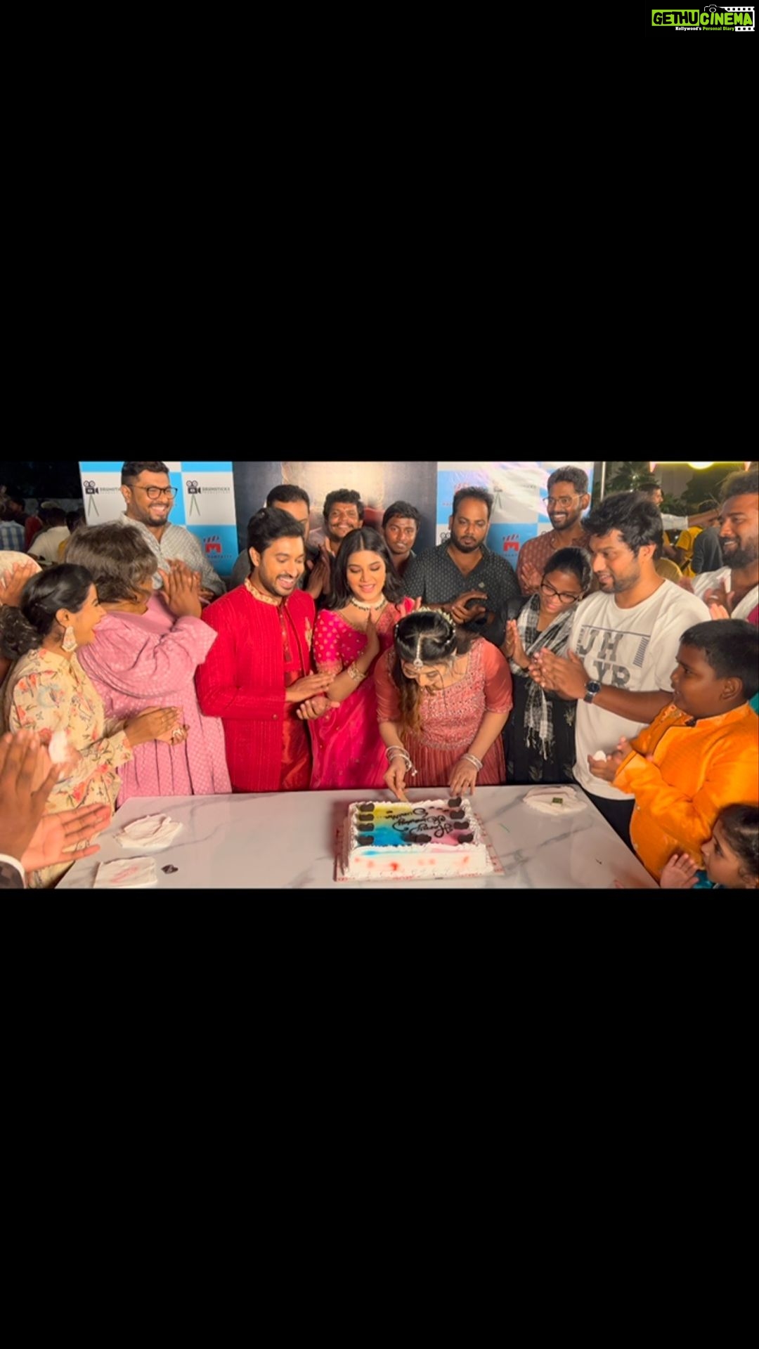 Sunita Gogoi Instagram - Thankyou God N to all beautiful souls ..Team #missmaggie Thankyou for dis Surprise @madhampatty_rangaraj ..one of d kindest😊 Thankyou to my director @lathamaniyarasu for making me so confident alwz ❤️ #birthday #surprise #onset