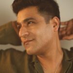 Sunny Hinduja Instagram - Up, Close & Personal!! 💚 Photographer @shahzadbhiwandiwala HMU @sahil_anand_arora Styled by @shagunj0shi Styling assisted by @thatclichechic Wearing: Shirt @urvashikaur Neck piece @superkicksindia Mumbai, Maharashtra