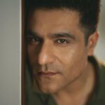 Sunny Hinduja Instagram - Up, Close & Personal!! 💚 Photographer @shahzadbhiwandiwala HMU @sahil_anand_arora Styled by @shagunj0shi Styling assisted by @thatclichechic Wearing: Shirt @urvashikaur Neck piece @superkicksindia Mumbai, Maharashtra