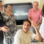 Sunny Hinduja Instagram - माँ,बाप,प्यार,दोस्त… इनके साथ आपने dreams share करना Is worth it… totally worth it♥️ #sandeepbhaiya Episode 1 is out. Link in bio🙏 #theviralfever #tvf #sandeepbhaiyaonyoutube