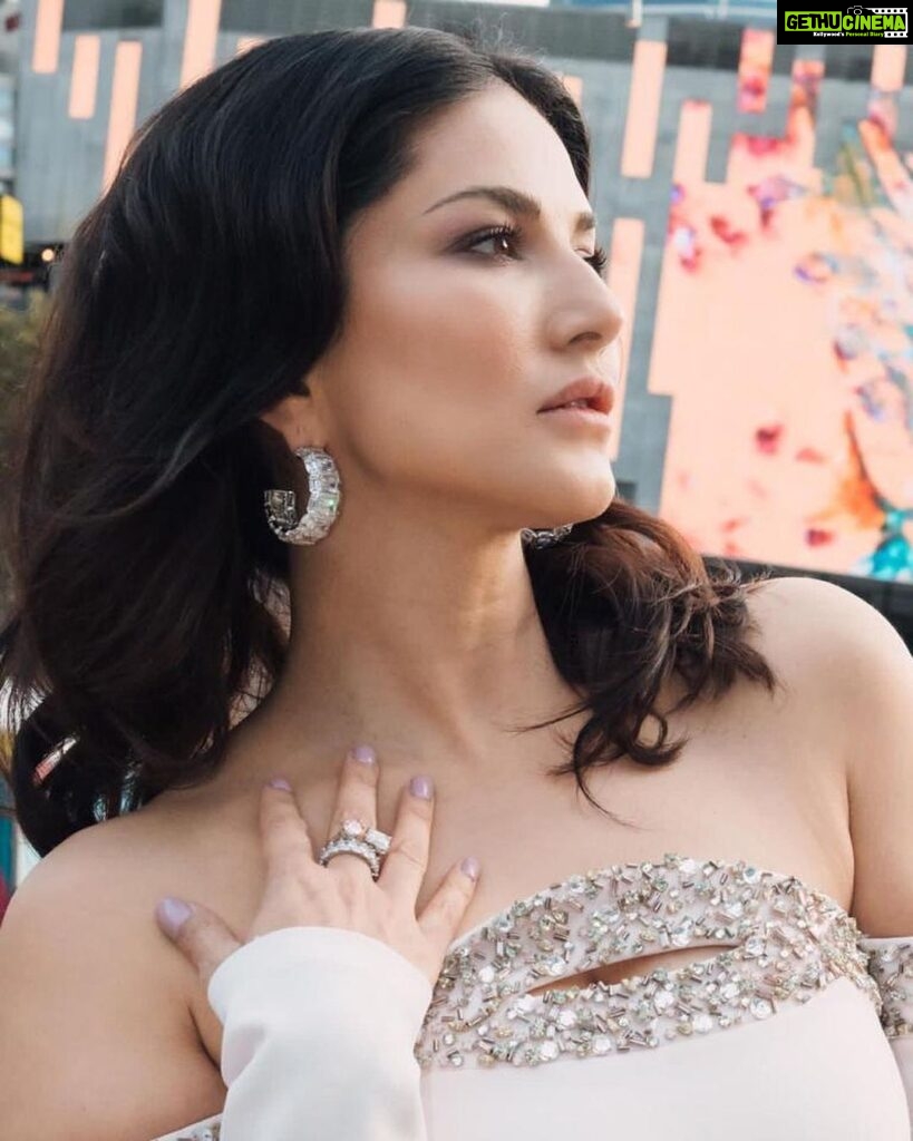Sunny Leone Instagram - Melbourne masterclass at @iffmelbourne Outfit: @safiyaa_official Jewels: @karishma.joolry @dripproject.co Styled by: @spacemuffin27 Styling team: @harshitasamdariya @abhimanyudessai @aashjain_ Styling Intern: @nishthaaagarwal Hair/make up & photography by @tomasmoucka