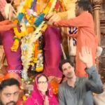 Sunny Leone Instagram - 🙏Ganapati Bappa Morya🙏 My trip to Lalbaugcha Raja #Lalbaugcharaja with @dirrty99 Thank you to @bigfmindia the @mumbaipolice and all security and staff for making this trip amazing! May Ganapati Bappa bless everyone! @sunnyrajani @hitendrakapopara Outfit by @theancestrystore Jewellery by @goldenwindow @ascend.rohank Styled by @hitendrakapopara Fashion Team @tanyakalraaa