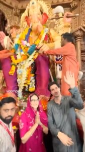 Sunny Leone Instagram - 🙏Ganapati Bappa Morya🙏 My trip to Lalbaugcha Raja #Lalbaugcharaja with @dirrty99 Thank you to @bigfmindia the @mumbaipolice and all security and staff for making this trip amazing! May Ganapati Bappa bless everyone! @sunnyrajani @hitendrakapopara Outfit by @theancestrystore Jewellery by @goldenwindow @ascend.rohank Styled by @hitendrakapopara Fashion Team @tanyakalraaa
