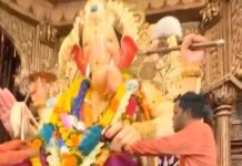Sunny Leone Instagram - 🙏Ganapati Bappa Morya🙏 My trip to Lalbaugcha Raja #Lalbaugcharaja with @dirrty99 Thank you to @bigfmindia the @mumbaipolice and all security and staff for making this trip amazing! May Ganapati Bappa bless everyone! @sunnyrajani @hitendrakapopara Outfit by @theancestrystore Jewellery by @goldenwindow @ascend.rohank Styled by @hitendrakapopara Fashion Team @tanyakalraaa