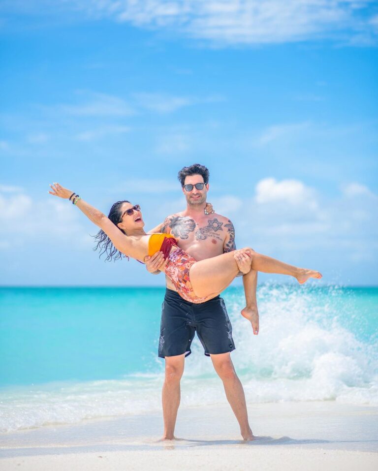 Sunny Leone Instagram - Feels like Love Island 😍,My new streaming addiction 🙈 . . #SunnyLeone #beach #bikini #maldives #vacay #letsgoback Brennia Kottefaru