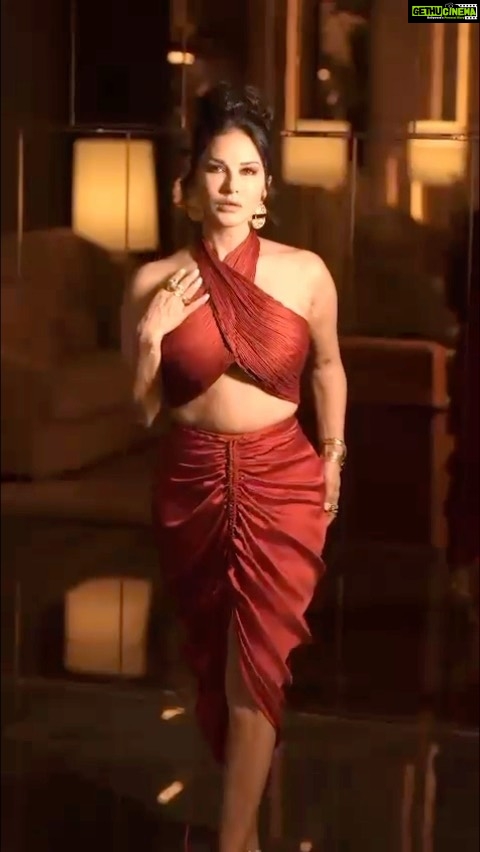 Sunny Leone Instagram - Love and romance !!!!💋❤️🤫 Outfit by @arokaofficial @projectteteatete Jewellery by @ruhhette X @the_bling_girll @offbeatmediain Styled by @hitendrakapopara Style Team @tanyakalraaa Hmu @scottf_beauty @jeetihairtstylist Shot by @navneet_photography