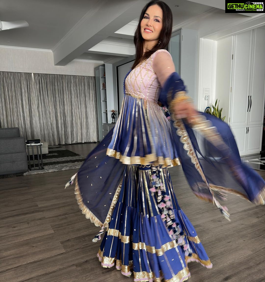 Sunny Leone Instagram - About my first #ganpatibappamorya this year! More to come! Outfit by @maayera_jaipur @stylegurukul Jewellery @kushalsfashionjewellery Styled by @hitendrakapopara Fashion Team @tanyakalraaah