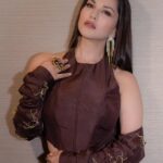 Sunny Leone Instagram - Awards night! Outfit by @nirmooha Earrings by @goldenwindow Rings by @esmecrystals @ascend.rohank Styled by @hitendrakapopara Style team @tanyakalraaa Hmu @scottfbeauty @jeetihairtstylist