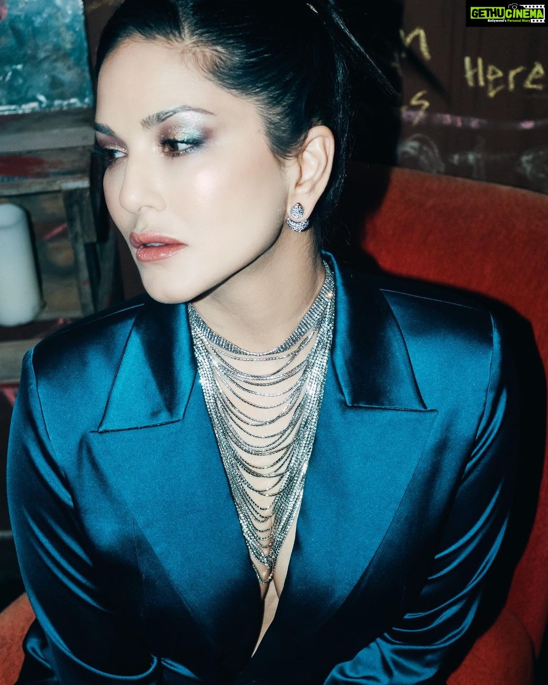 Sunny Leone Instagram - Auckland DJ event! So much fun! Outfit: @thepantsuitco Earrings: @swarovski Neckpiece: @rubans.in Bracelet and rings: @dripproject.co Styled by: @spacemuffin27 Styling team: @harshitasamdariya @aashjain_ Styling Intern: @nishthaaagarwal Hair/make up & photography by @tomasmoucka