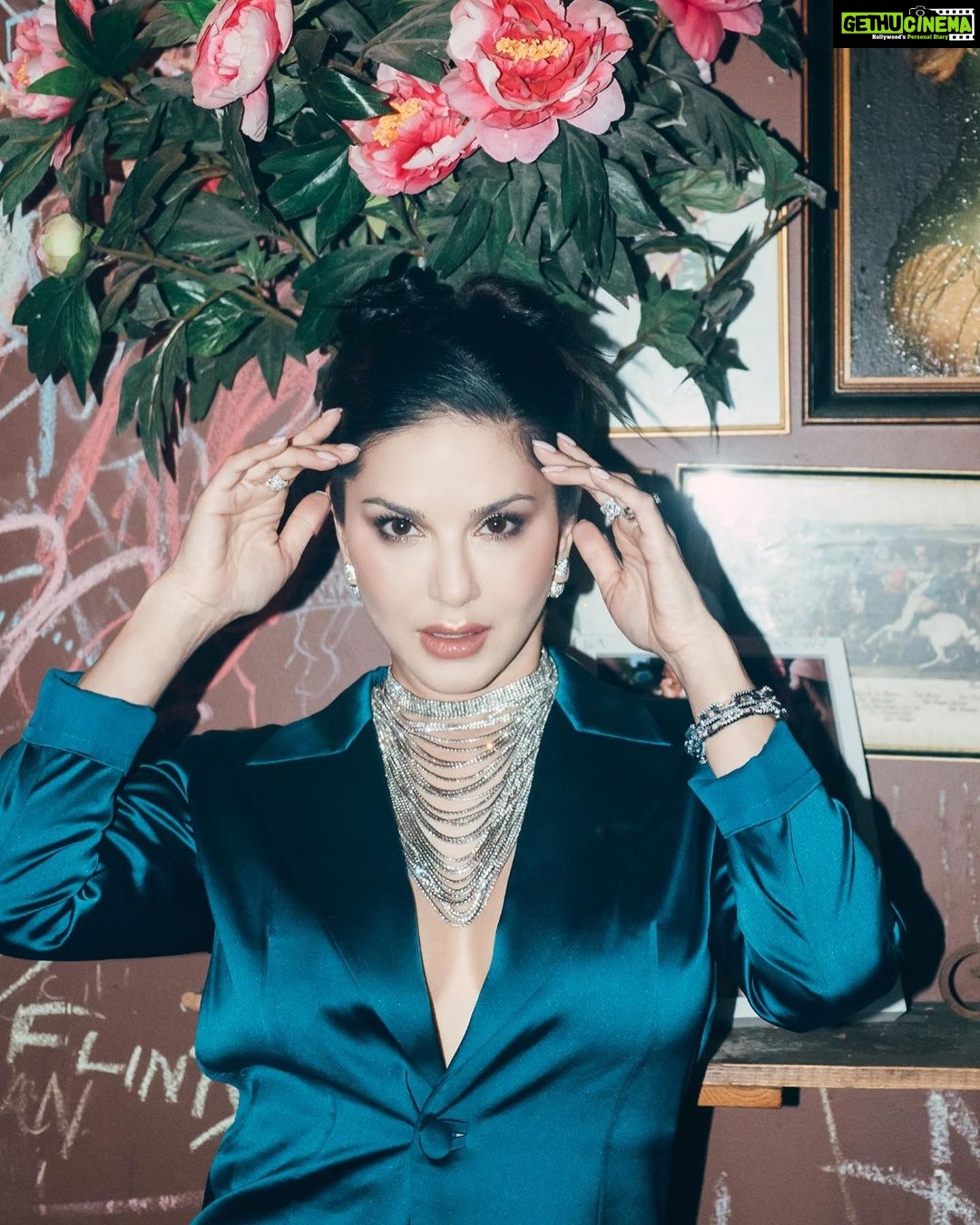 Sunny Leone Instagram - Auckland DJ event! So much fun! Outfit: @thepantsuitco Earrings: @swarovski Neckpiece: @rubans.in Bracelet and rings: @dripproject.co Styled by: @spacemuffin27 Styling team: @harshitasamdariya @aashjain_ Styling Intern: @nishthaaagarwal Hair/make up & photography by @tomasmoucka