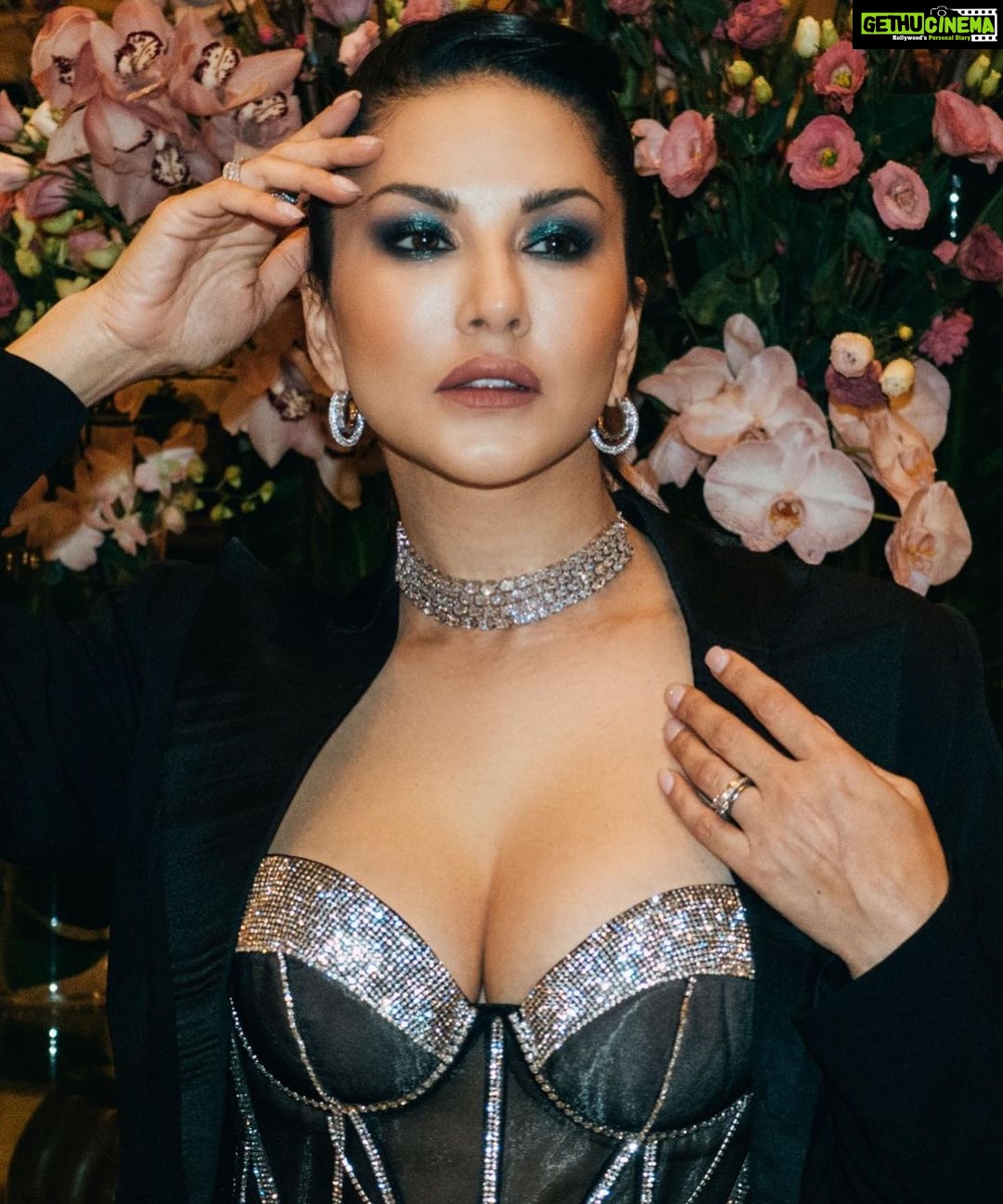 Sunny Leone Instagram - Melbourne diaries! Skirt and Top: @kel.in.ua @tutuskurniatiofficial Blazer: @puneetkapoorlabel Earrings: @swarovski Neckpiece: @prerto Rings: @karishma.joolry Styled by: @spacemuffin27 Styling team: @harshitasamdariya @aashjain_ Styling Intern: @nishthaaagarwal Hair & make up & photography by @tomasmoucka
