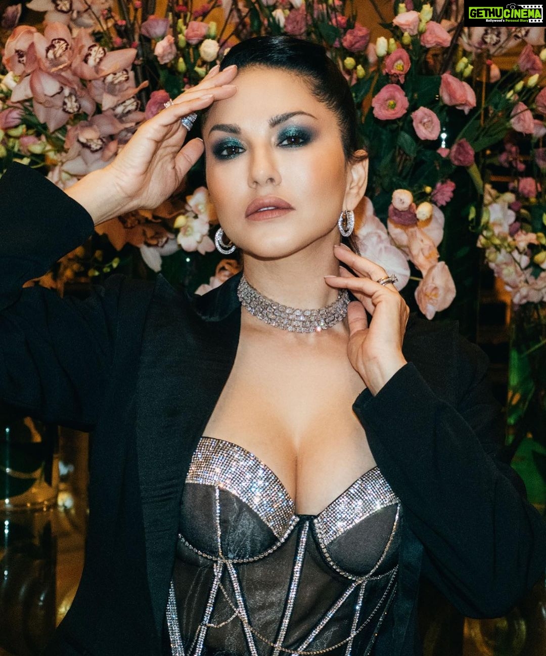 Sunny Leone Instagram - Melbourne diaries! Skirt and Top: @kel.in.ua @tutuskurniatiofficial Blazer: @puneetkapoorlabel Earrings: @swarovski Neckpiece: @prerto Rings: @karishma.joolry Styled by: @spacemuffin27 Styling team: @harshitasamdariya @aashjain_ Styling Intern: @nishthaaagarwal Hair & make up & photography by @tomasmoucka