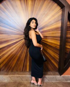 Supritha Instagram - She sees in black and white thinks in grey but loves in colour 🖤

📍: @papaya_asian