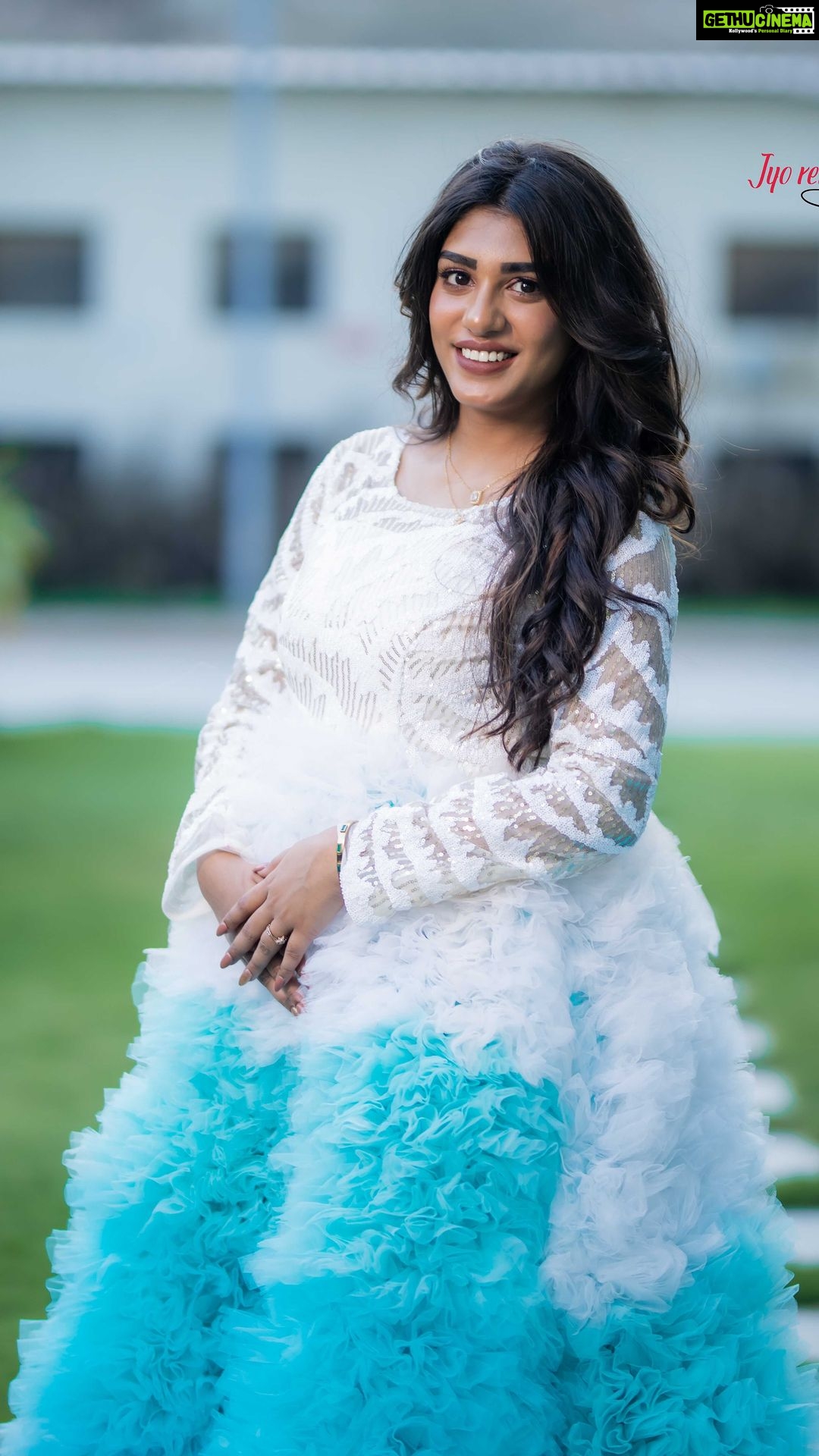 Supritha Instagram - Looking for a show-stopping tail gown for your special occasion? Our heavy ruffle tail gown in white and sky blue is sure to make heads turn! The beautiful combination of these two colors and the cascading ruffles make for a truly stunning ensemble. Plus, our rental service means you can get this gorgeous gown without breaking the bank. Book yours now and get ready to shine! β¨ #JYORental #tailgownlove #IndianWedding Contact For More Information & Booking π π² +91 87678 68492 π² +91 81499 42322 π© jyorentaal@gmail.com . . . See more beautiful gowns on our website π www.jyorentaal.com . . . outfit by - @jyorentaal_official Inframe - @_supritha_9 #JYORentalgown #rentalgown #gowns #BridalLehengas #tailgown #IndianWedding #SangeetOutfit #MehndiAttire #LehengaLove #TraditionalWear #DesiFashion #EthnicOutfit #BollywoodStyle #WeddingGuest #tailgown #tailgownloves Nanded, Maharashtra