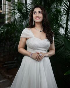 Surabhi Instagram - Lost in an enchanting fairytale 🧚‍♀️

Outfit @designerkavitaagarwal 🤍✨️
Styled @impriyankasahajananda ✨️
Accessories @kushalsfashionjewellery ✨️
Makeup @glitteraisestudio ✨️
Hair @nagukasu ✨️
📸 @verendar_photography ✨️
:
:
:
:
:
:
:
#styledbypriyankasahajannanda