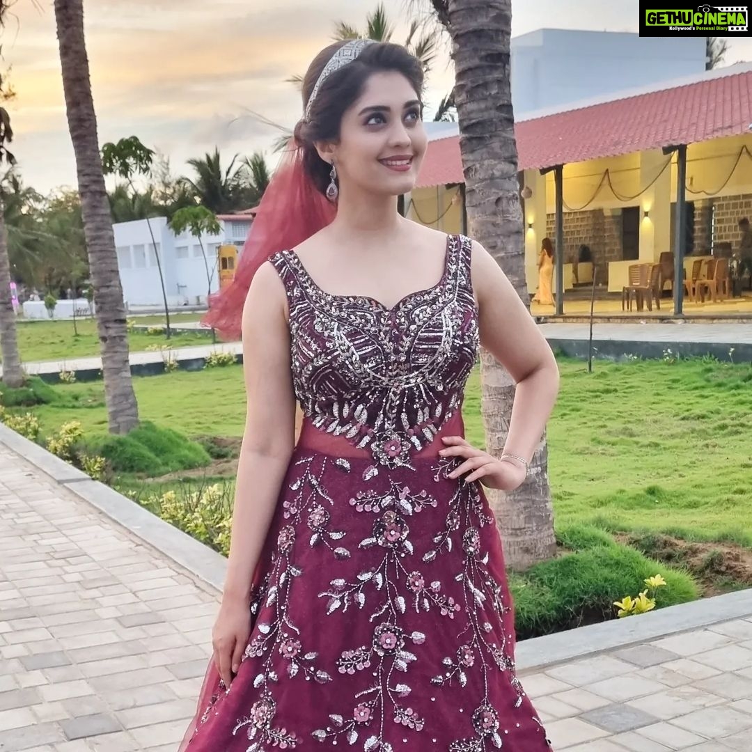 Surabhi Instagram - Sofia💖 Thank you everyone for showering so much love to our movie #DDReturns & my character Sofia 🫶 Thank you, my lovely stylists @jasminejoseph07 @simran_jha_1111 for making me look & feel like a 👸🤗