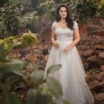 Surabhi Instagram - Lost in an enchanting fairytale 🧚‍♀️ Outfit @designerkavitaagarwal 🤍✨️ Styled @impriyankasahajananda ✨️ Accessories @kushalsfashionjewellery ✨️ Makeup @glitteraisestudio ✨️ Hair @nagukasu ✨️ 📸 @akhil_yeldandi ✨️ #styledbypriyankasahajannanda