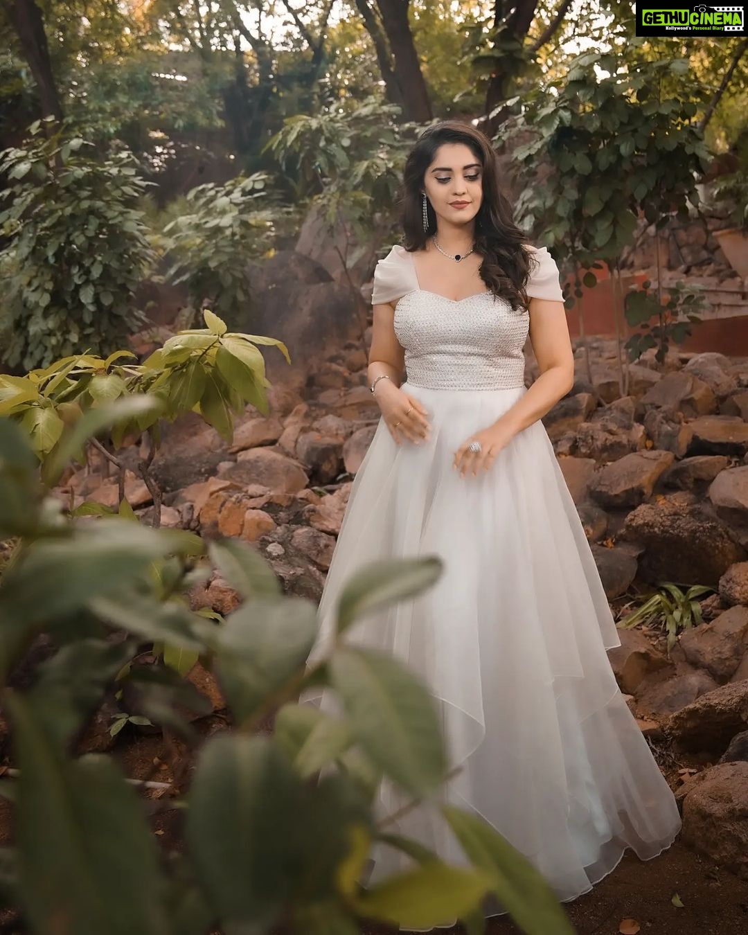 Surabhi Instagram - Lost in an enchanting fairytale 🧚♀️ Outfit @designerkavitaagarwal 🤍✨️ Styled @impriyankasahajananda ✨️ Accessories @kushalsfashionjewellery ✨️ Makeup @glitteraisestudio ✨️ Hair @nagukasu ✨️ 📸 @akhil_yeldandi ✨️ #styledbypriyankasahajannanda