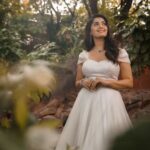 Surabhi Instagram - Lost in an enchanting fairytale 🧚‍♀️ Outfit @designerkavitaagarwal 🤍✨️ Styled @impriyankasahajananda ✨️ Accessories @kushalsfashionjewellery ✨️ Makeup @glitteraisestudio ✨️ Hair @nagukasu ✨️ 📸 @akhil_yeldandi ✨️ #styledbypriyankasahajannanda