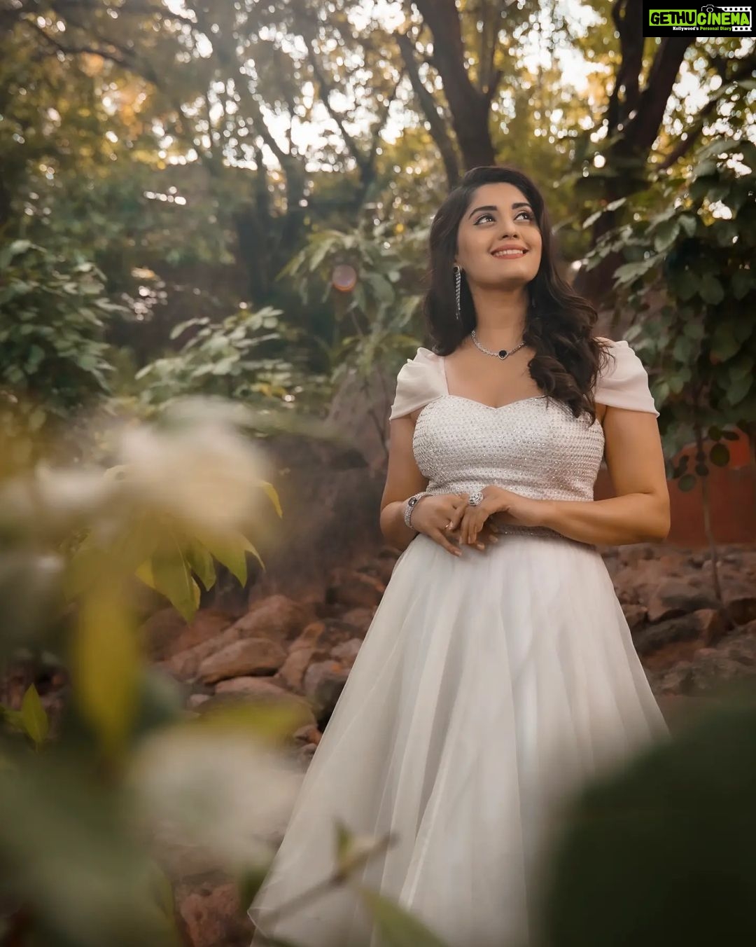 Surabhi Instagram - Lost in an enchanting fairytale 🧚♀️ Outfit @designerkavitaagarwal 🤍✨️ Styled @impriyankasahajananda ✨️ Accessories @kushalsfashionjewellery ✨️ Makeup @glitteraisestudio ✨️ Hair @nagukasu ✨️ 📸 @akhil_yeldandi ✨️ #styledbypriyankasahajannanda