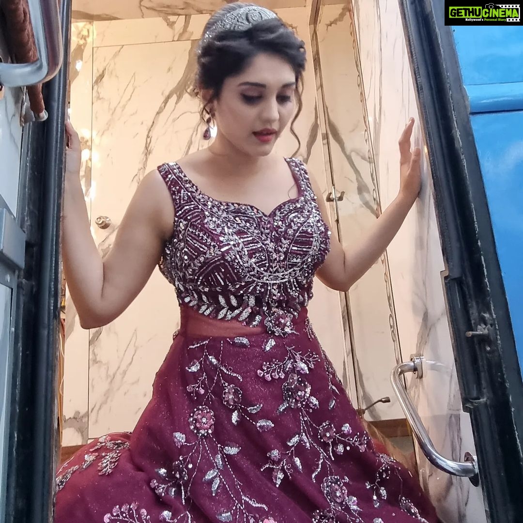 Surabhi Instagram - Sofia💖 Thank you everyone for showering so much love to our movie #DDReturns & my character Sofia 🫶 Thank you, my lovely stylists @jasminejoseph07 @simran_jha_1111 for making me look & feel like a 👸🤗