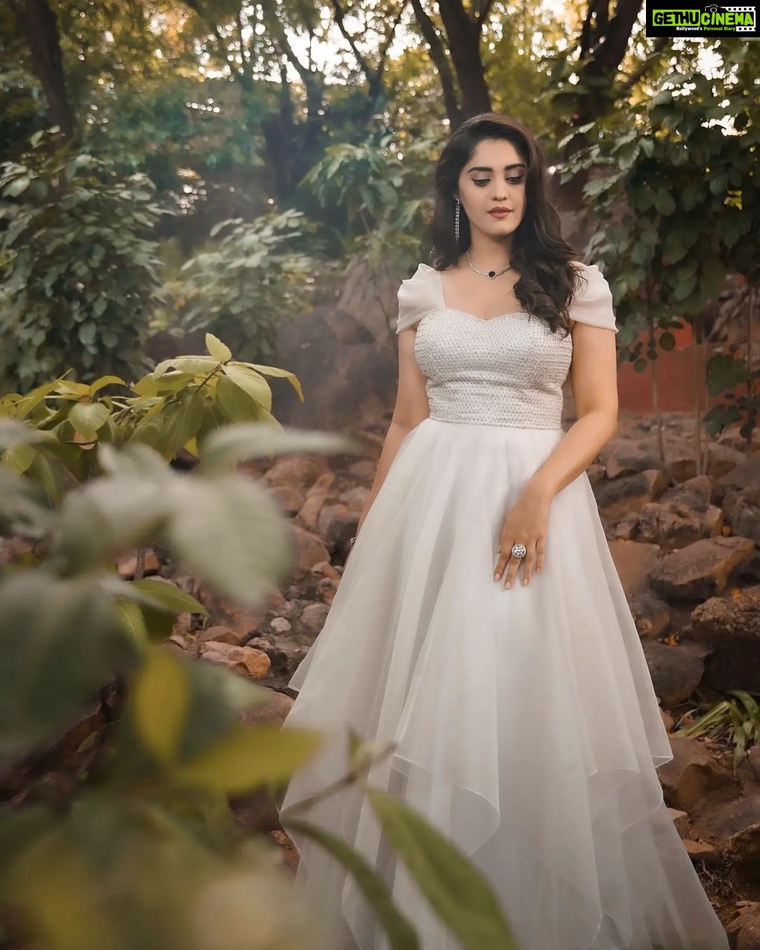 Surabhi Instagram - Lost in an enchanting fairytale 🧚♀️ Outfit @designerkavitaagarwal 🤍✨️ Styled @impriyankasahajananda ✨️ Accessories @kushalsfashionjewellery ✨️ Makeup @glitteraisestudio ✨️ Hair @nagukasu ✨️ 📸 @akhil_yeldandi ✨️ #styledbypriyankasahajannanda