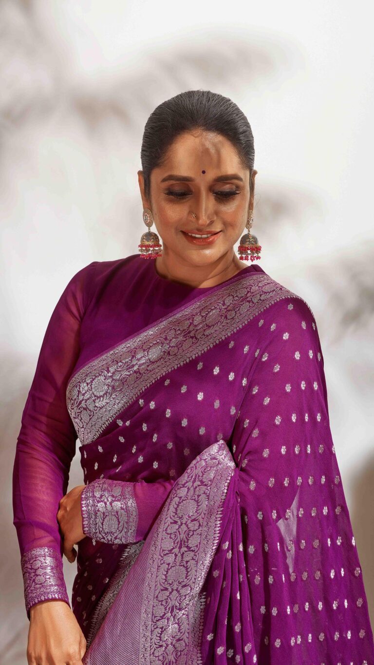 Surabhi Lakshmi Instagram - Asai asai💜💜 #dance #celebrity #makeupartist #nudemakeup #saree #saridance #happydance #friendship