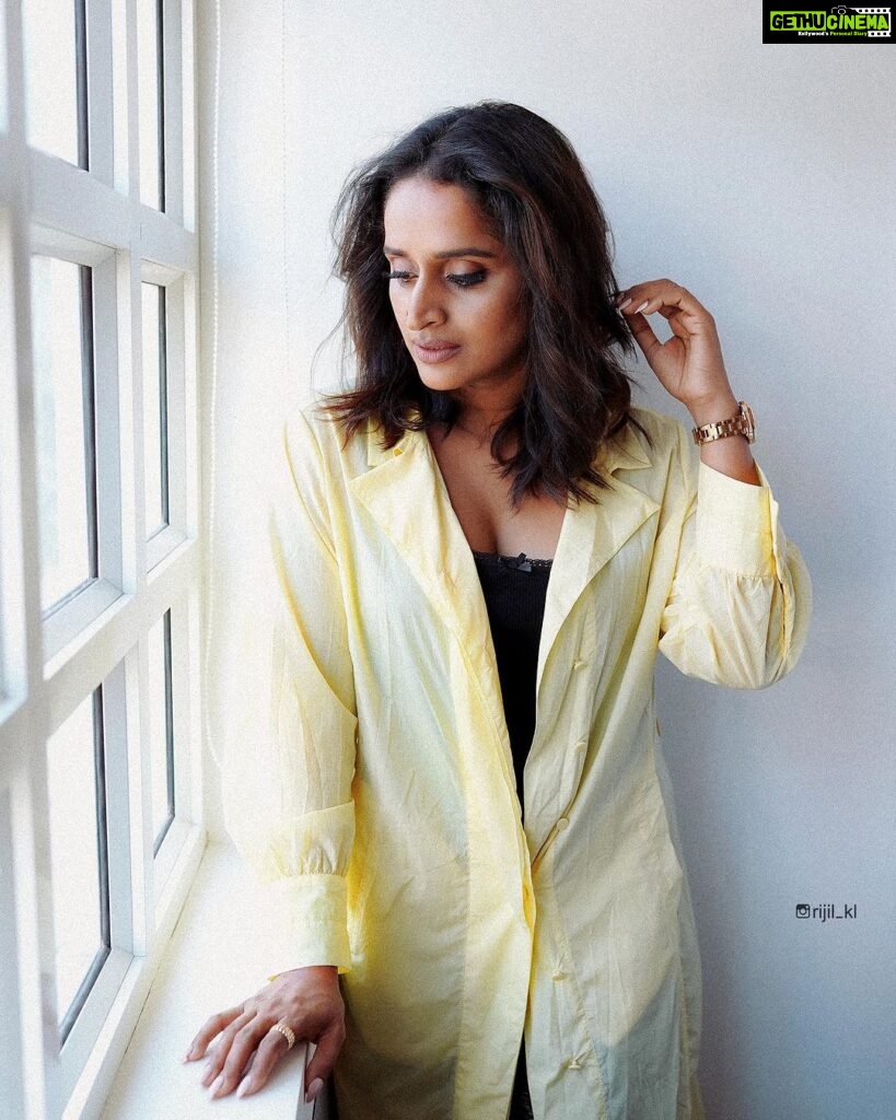 Surabhi Lakshmi Instagram - The yellows to her mellows… Stylist : @styledby_mk_ @mehaka_kalarikkal Photography : @rijil_kl Makeup : @sreegeshvasan_makeupartist Costume : @__eva_97__