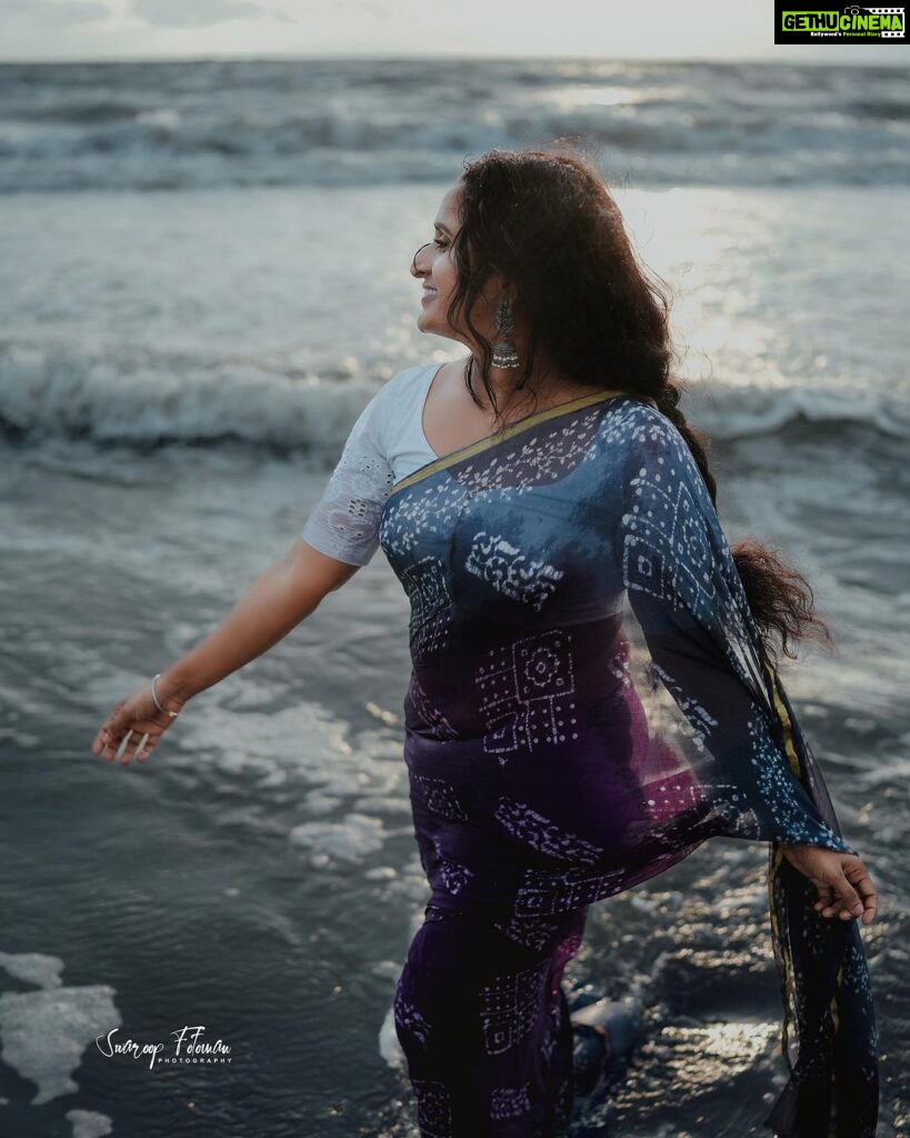 Surabhi Lakshmi Instagram - 🧿💜💜💜 Costumes: @julahabyarchananair @arch__nair Makeup: @makeup_by_rajisha camera: @swaroop_foto_man @_im_gokul_haridas_ #paruvamvaanaga #nutanamohan #pranayam #beech #love #cuple #nature #paattileepaattil #beaty #kadal #kaadhal #nostalgia #feelings #evening #waves #wind #sunset #godheeshwaram_beach #mookuthi #puthuvellaimazhai #puthuvellaimazhai♥ #jayaprada #lovesongs #keralagallery Team @__vasdev Godheeshwaram Beach , Calicut